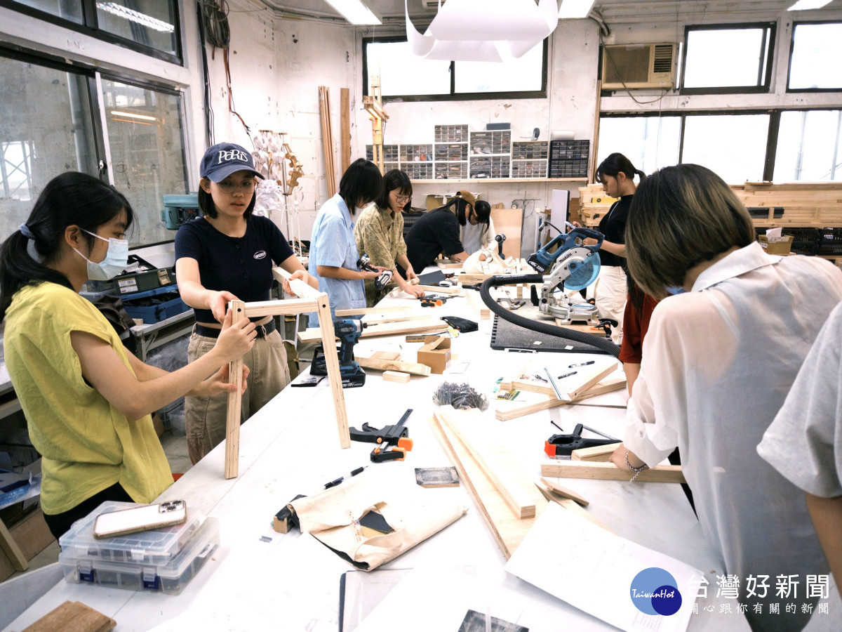 學生進行木工實作練習，透過操作工具培養結構設計與施工能力