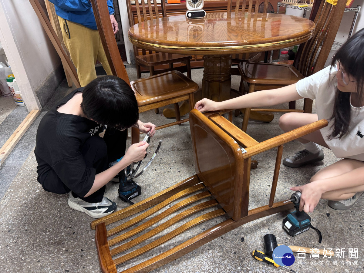 學生走入蔣伯伯家進行空間修繕,透過設計與實作改善居住環境