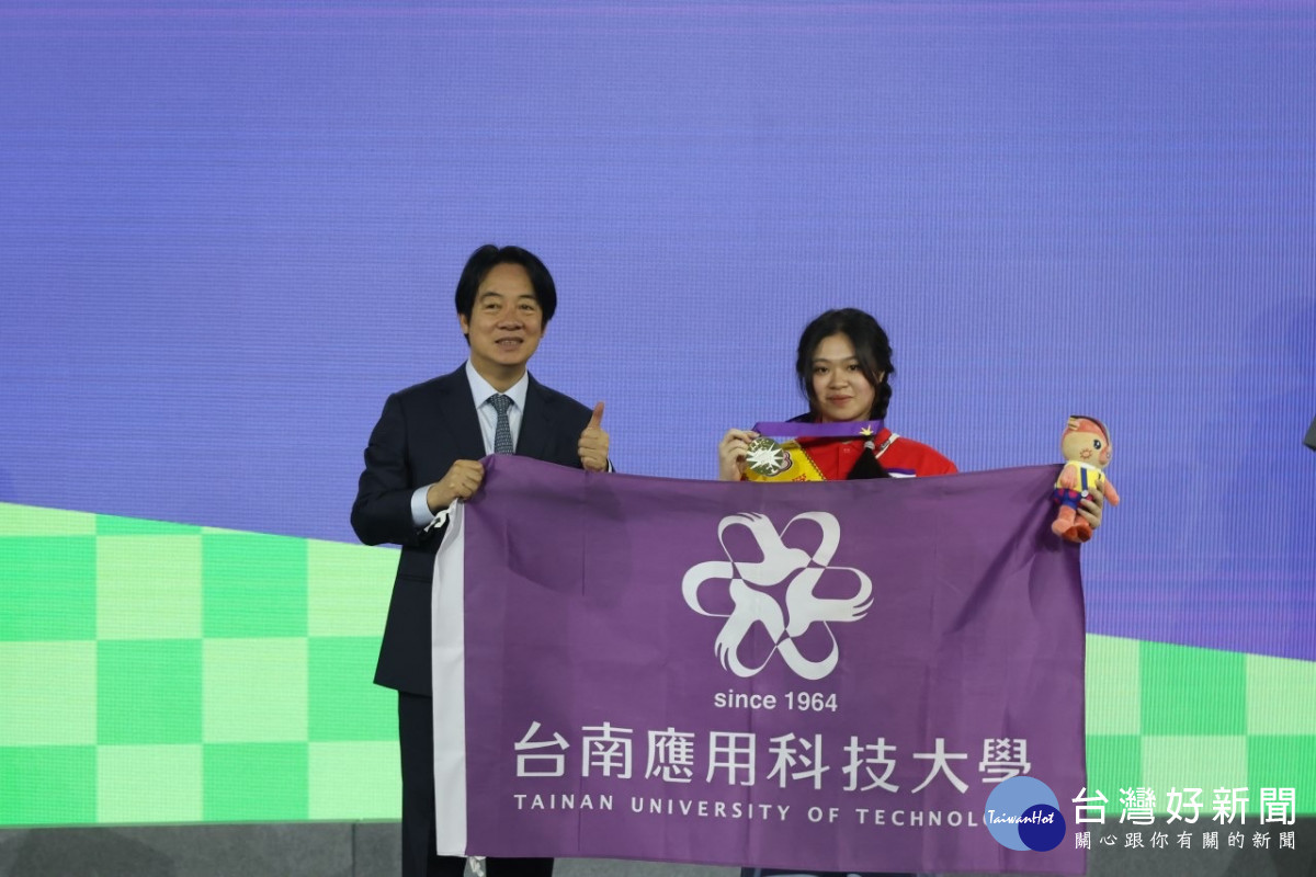 桃竹苗分署與台南應用科技大學共同培訓的中式服裝職類選手呂羽昕(右)勇奪第56屆全國技能競賽金牌，並於頒獎典禮接受賴清德總統(左)表揚。