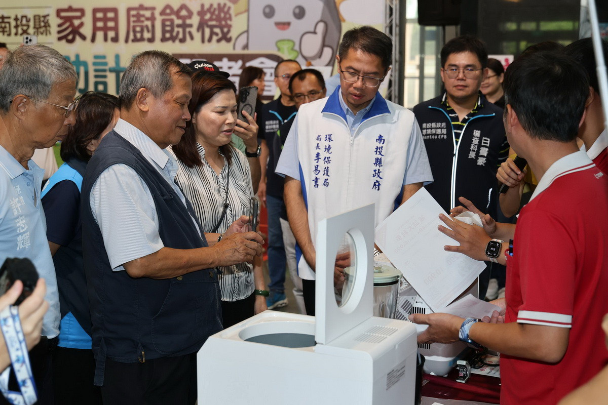 王副縣長與來賓參觀如何使用。（縣府提供）