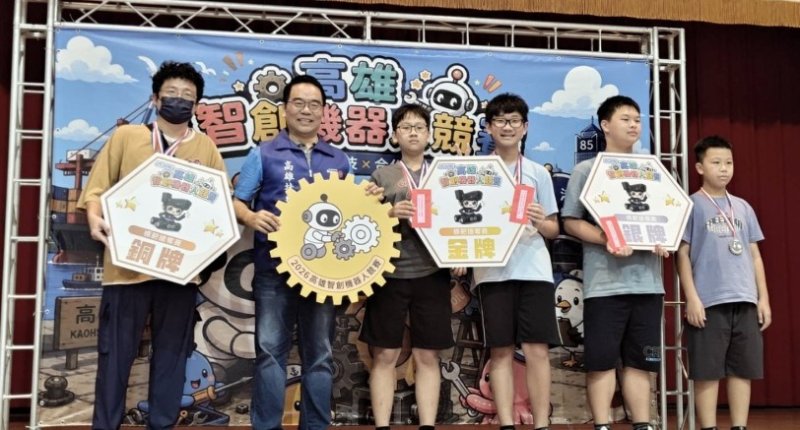 首屆高市智創機器人大賽上百支隊伍參賽較勁 地主隊一甲國中勇奪金銀雙獎