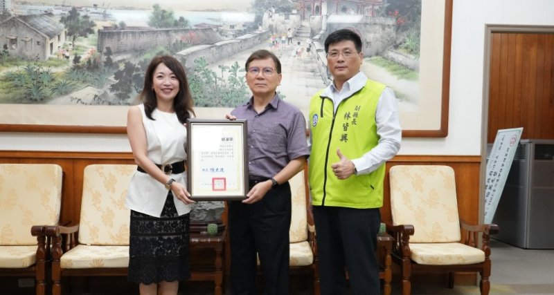 集保結算所深耕公益助澎湖教育及醫療 林皆興代表縣府頒發感謝狀
