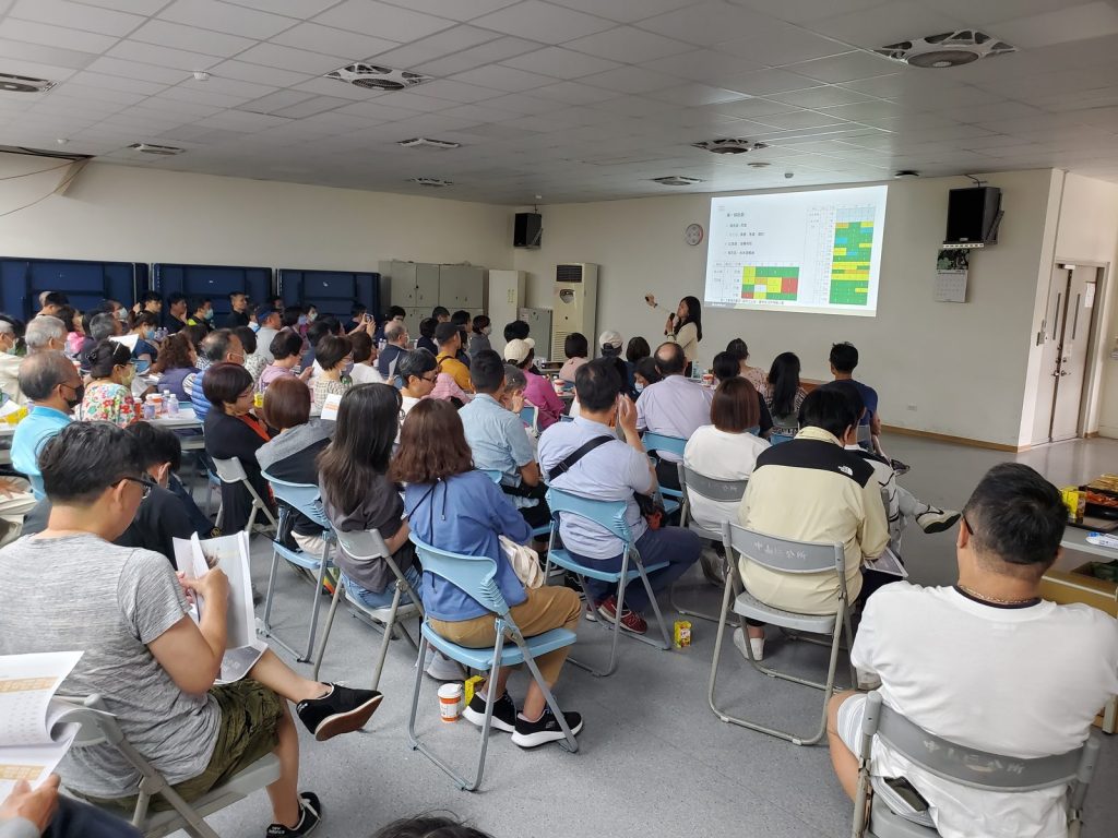 1 3都更戶聚集於區民活動中心簽約都更同意書。圖/品嘉建設