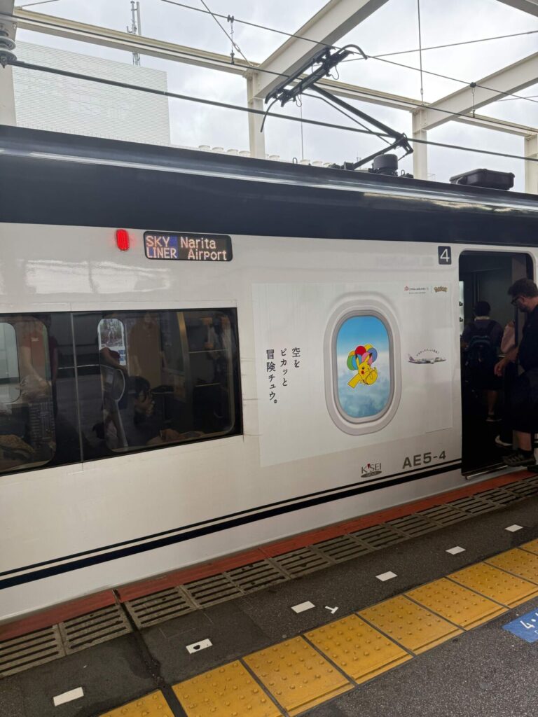 京成電鐵Skyliner特快電車的車身彩繪上了華航與寶可夢聯名的圖案,讓旅客直呼超級驚喜。圖/讀者提供、李明真後製