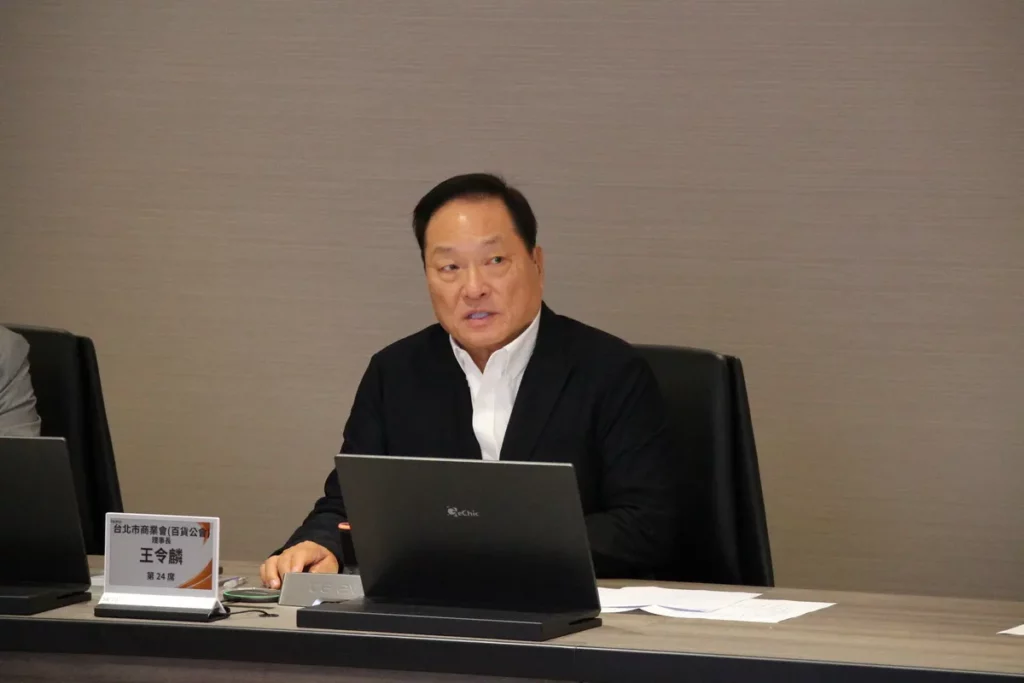 台北市商業會理事長王令麟表示,中小企業應積極運用AI提升效率、降低成本,並創造新的營運價值。