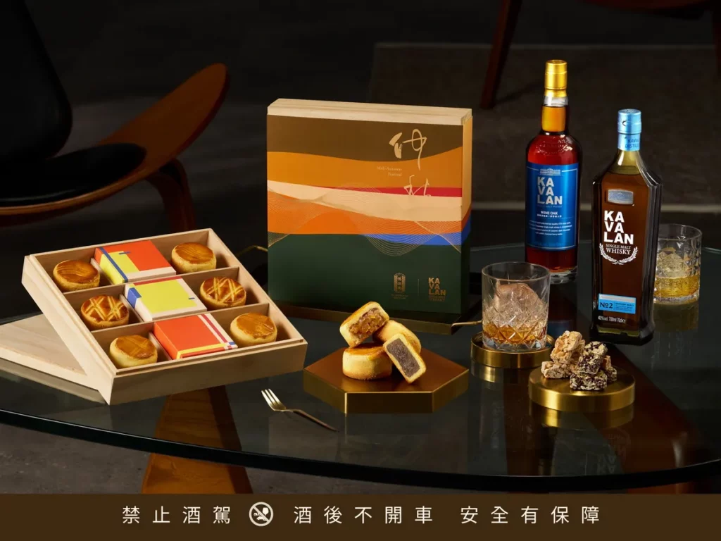 舊振南呈獻「酒釀蘋果」與「梨香寒天」兩款微醺大人系月餅，展現台灣風土與職人工藝交織而成的風味美學。