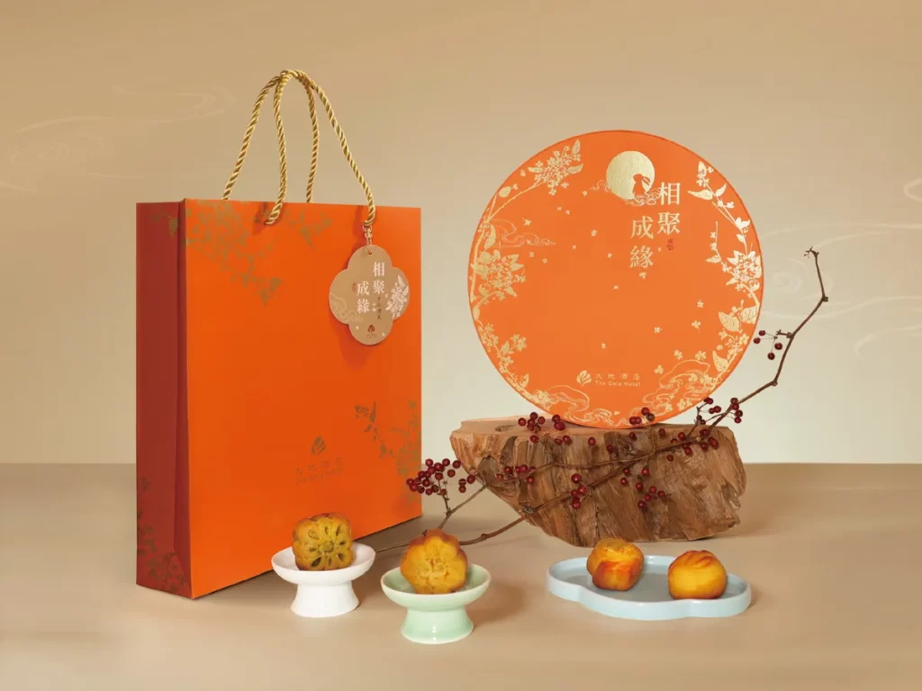 大地酒店中秋禮盒品項《柚見玉輪》嚴選台南麻豆在地白柚入餡，果香清透解膩，以玉兔輕踏其上呈現，展現最清新雅致的品味。