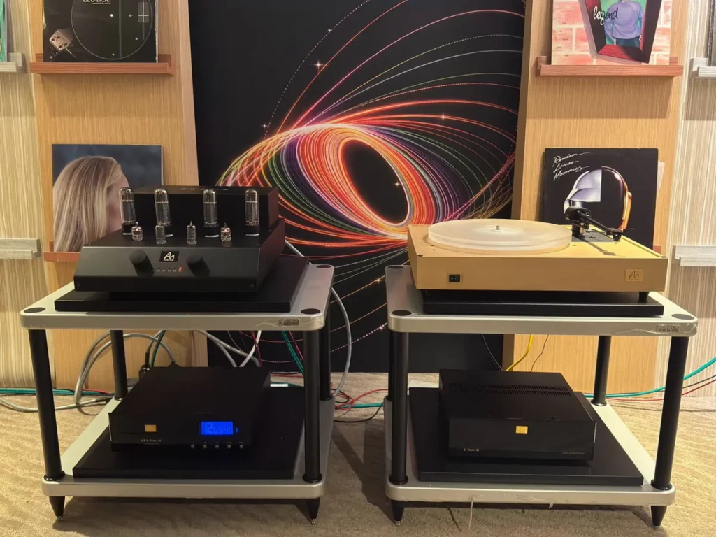 名振展出英國品牌Audio Note的Cobra真空管綜合擴大機,售價198,000元,產品保留傳統真空管線路,串流、黑膠設備皆可連接。