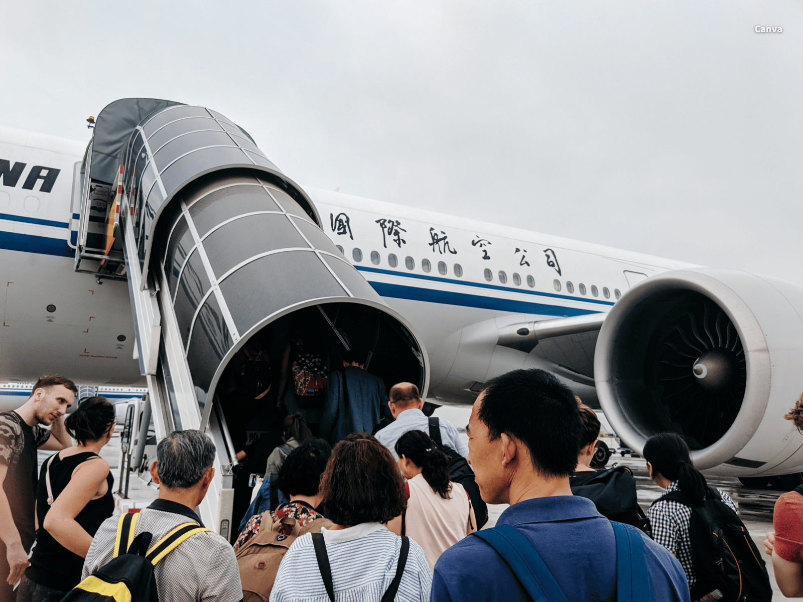 中國旅客排隊搭機。(Canva)
