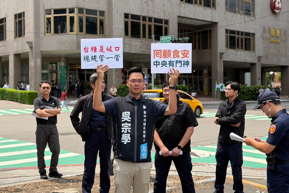 許育璿、陳清崧與吳宗學赴綠中常會抗議 3訴求批總統罔顧食安 190 許育璿、陳清崧與吳宗學赴綠中常會抗議 3訴求批總統罔顧食安 189