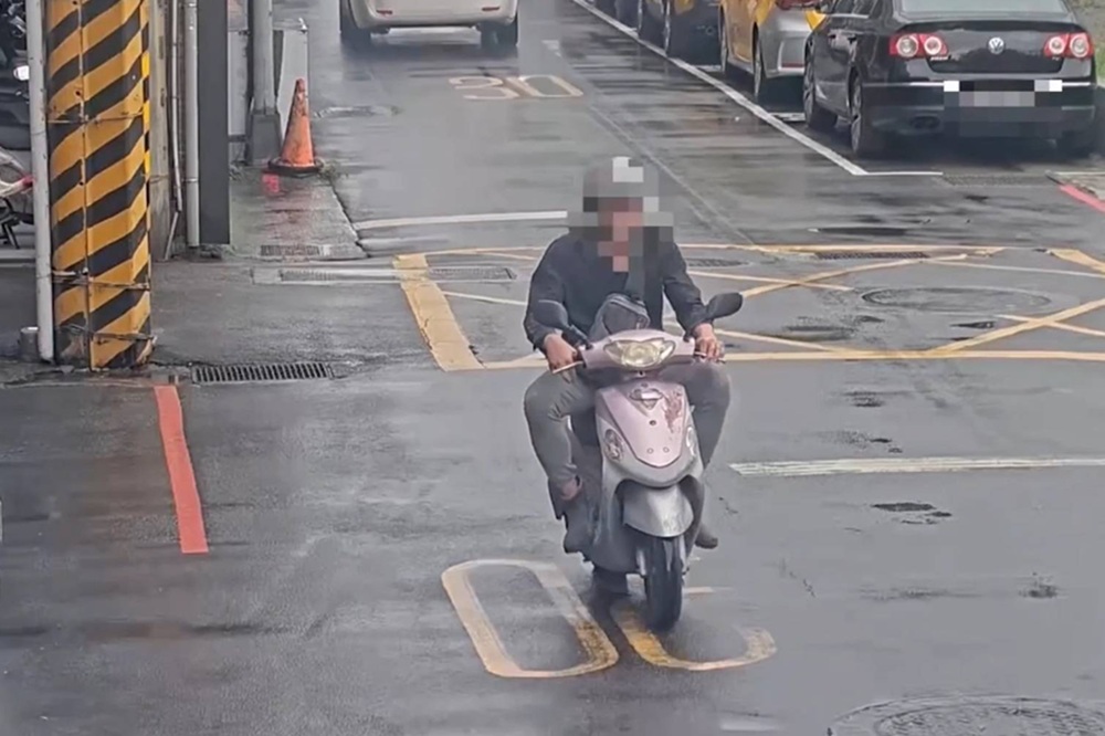 涉偷機車又偷錢 警上門逮31歲男再起獲毒咖啡包 210 cnews204260805a10