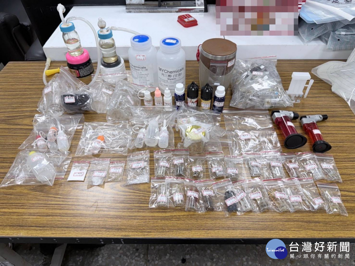 檢警聯手偵辦，共查獲1.7公斤依托咪酯煙油（14瓶）、煙彈26顆，並查扣其他相關製造器具等。