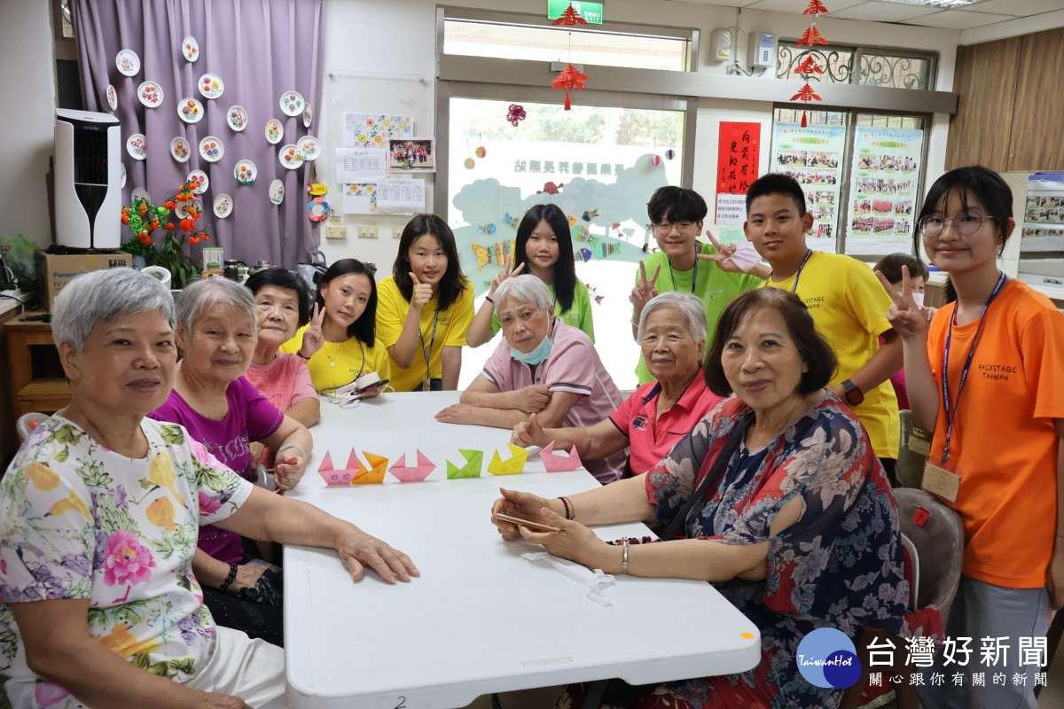 青年陪伴長者進行互動體驗，展現跨世代關懷