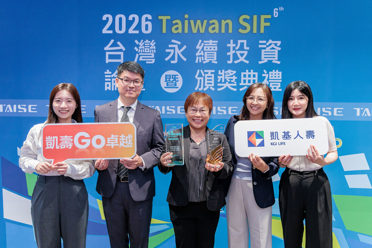 凱基人壽積極響應國際永續趨勢，實踐責任投資有成，勇奪最高榮譽「影響力投資」金級及「機構影響力」壽險組楷模獎等4大獎肯定，由謝欣欣投資長(中)率領團隊共享榮耀。