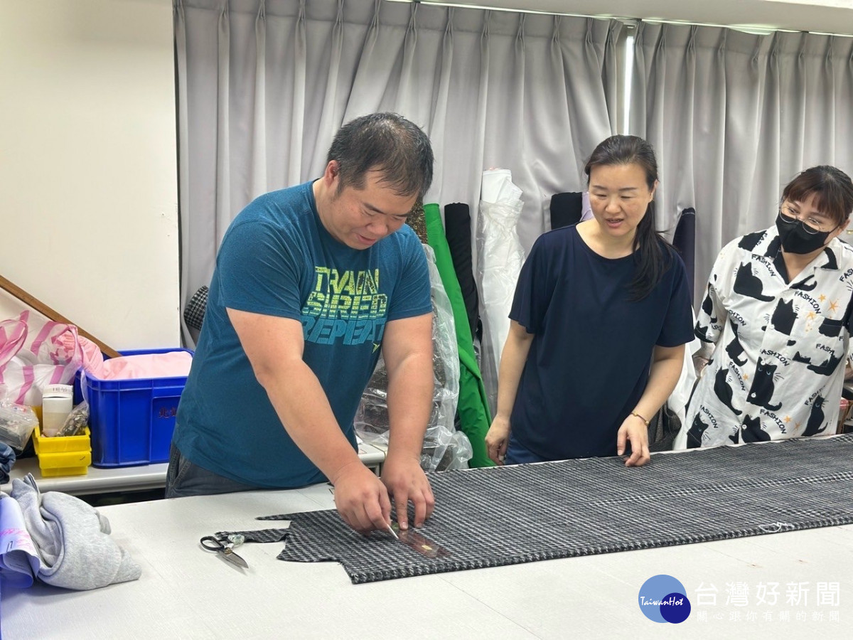 學員廖冠傑(左一)在桃分署「服裝樣版設計班」中學習打版與成衣放縮等技巧，結訓後成功創業。