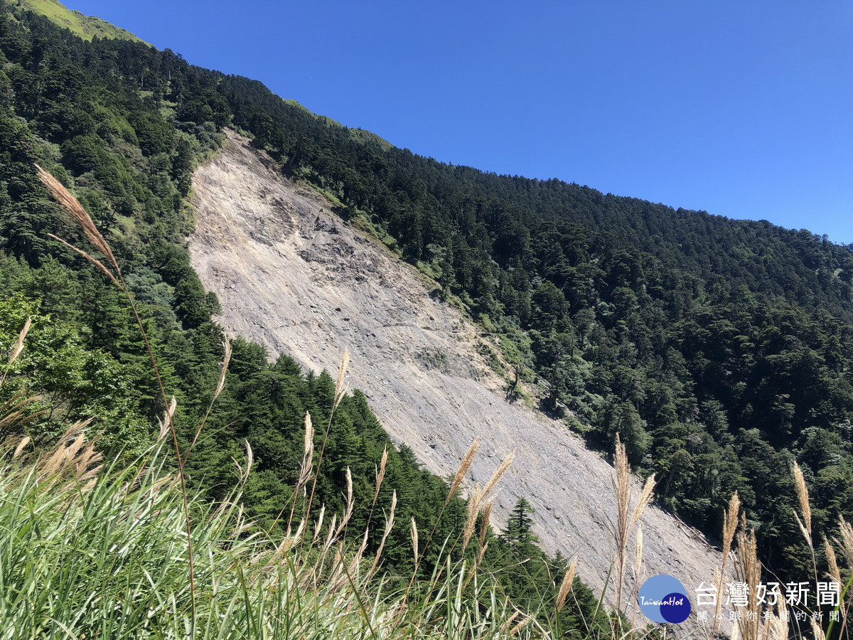 能高西段地質脆弱，若遇大雨或觀察到落石跡象，「撤退」是確保生命安全最勇敢也最正確的決定(圖/錢煥欽提供)