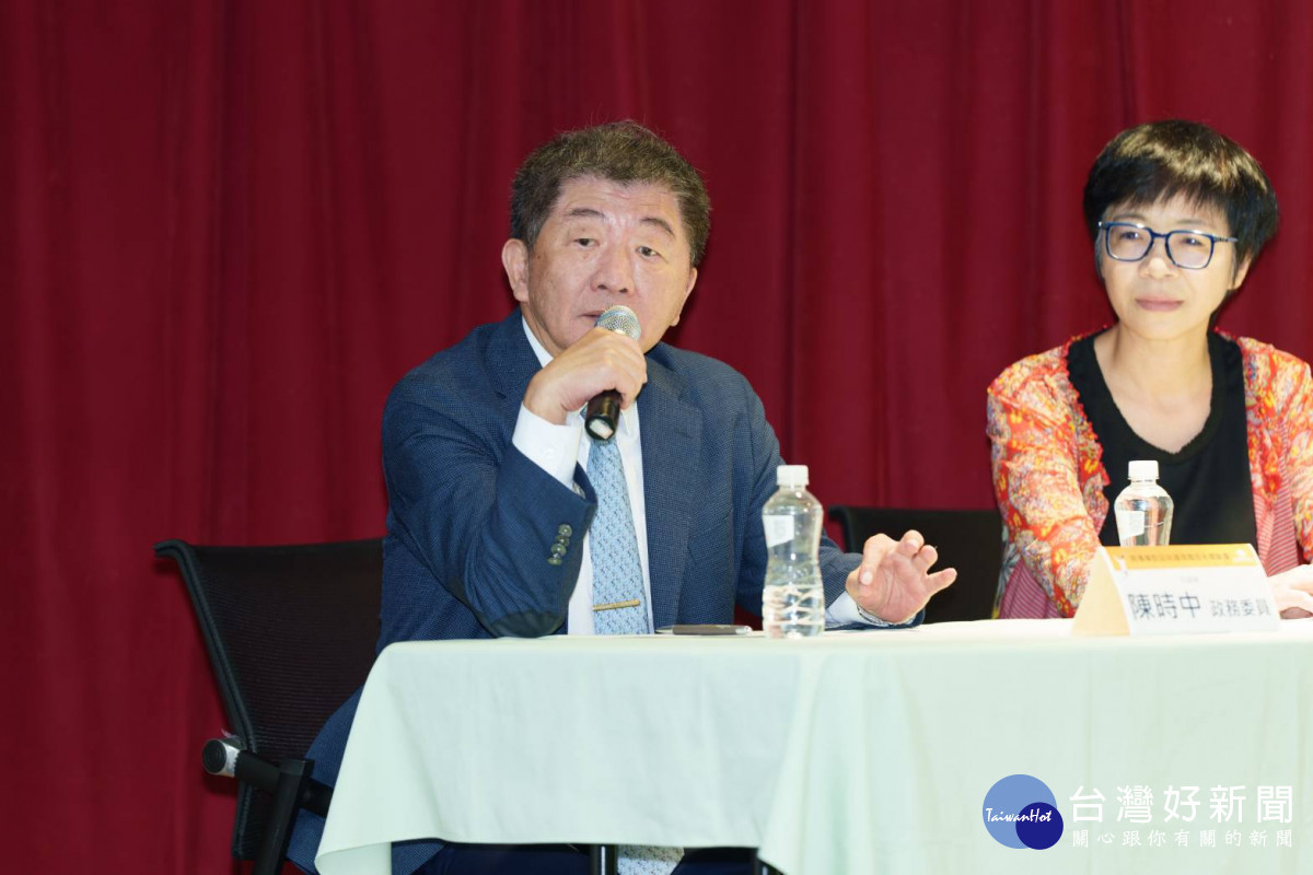 行政院政務委員陳時中(左)強調應讓護理專業成為全民健康的重要投資。右為健康照護司司長蔡淑鳳（長庚醫院提供)