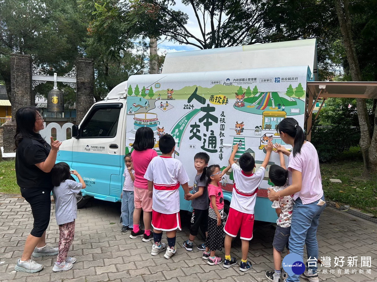 深入校園宣導人本交通人行環境通學步道等。（縣府提供）<br /><br /> <br /><br /> 