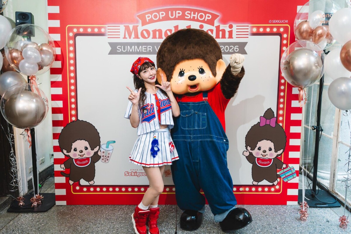 Monchhichi 快閃店一日店長峮峮(左)與Monchhichi（右）合照