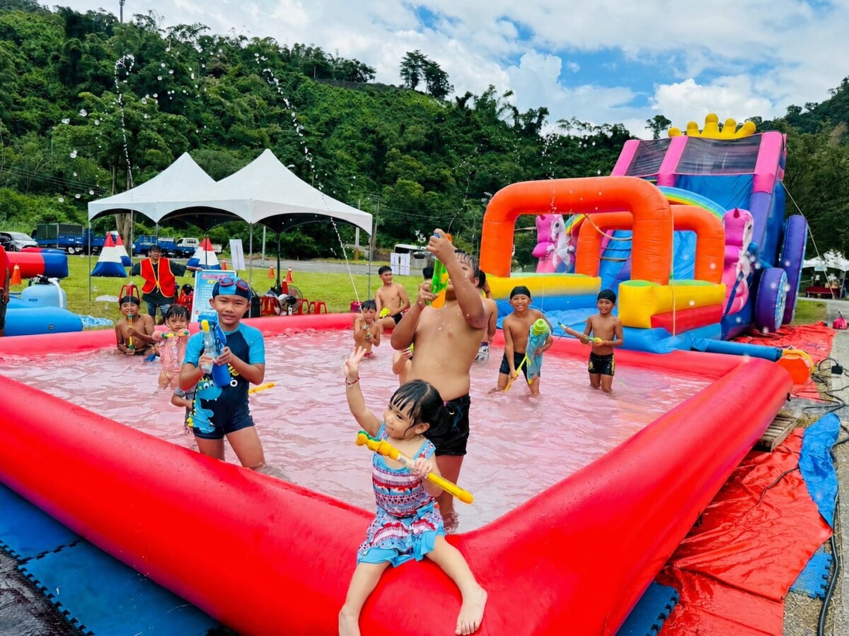 打造大型氣墊樂園,結合戲水池、充氣滑梯等遊樂設施,讓孩子在山林環抱中盡情玩水消暑。(圖/高雄市政府原住民事務委員會 提供)