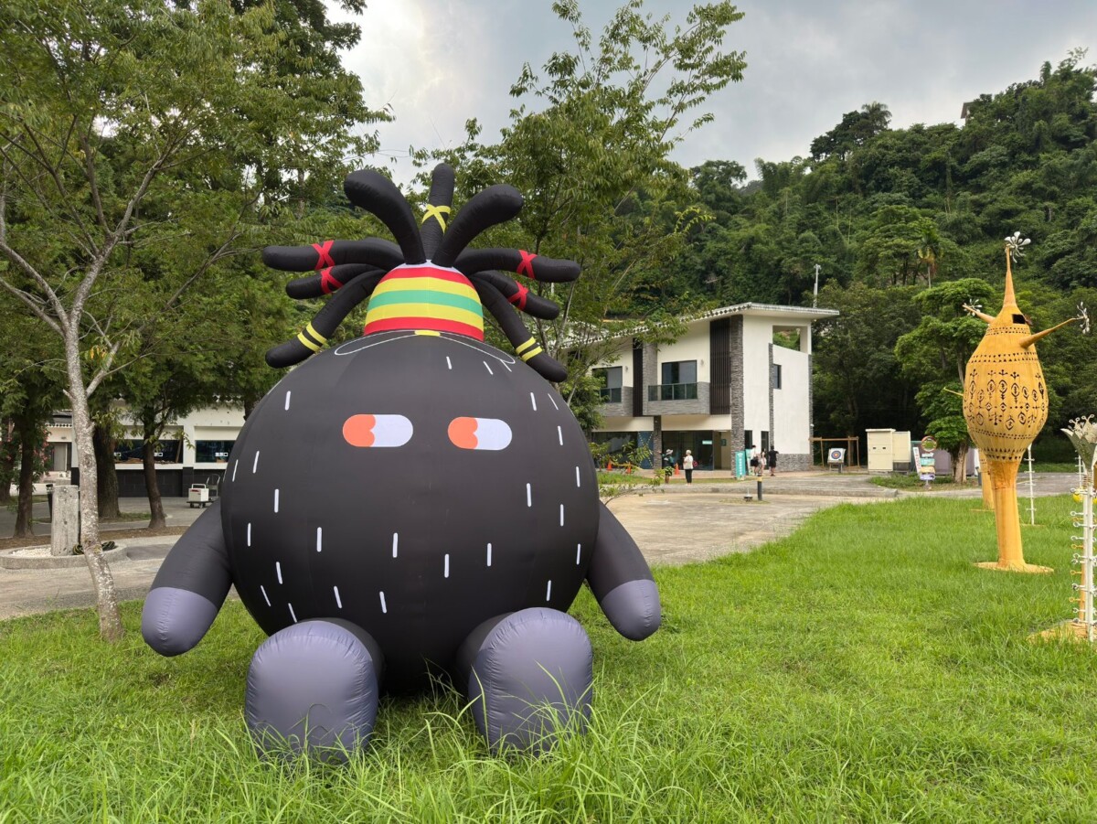 以在地部落文化與自然生態打造特色IP角色，大型氣球於茂林情人谷溫泉園區亮相，成為園區全新拍照打卡亮點。(圖/高雄市政府原住民事務委員會 提供)