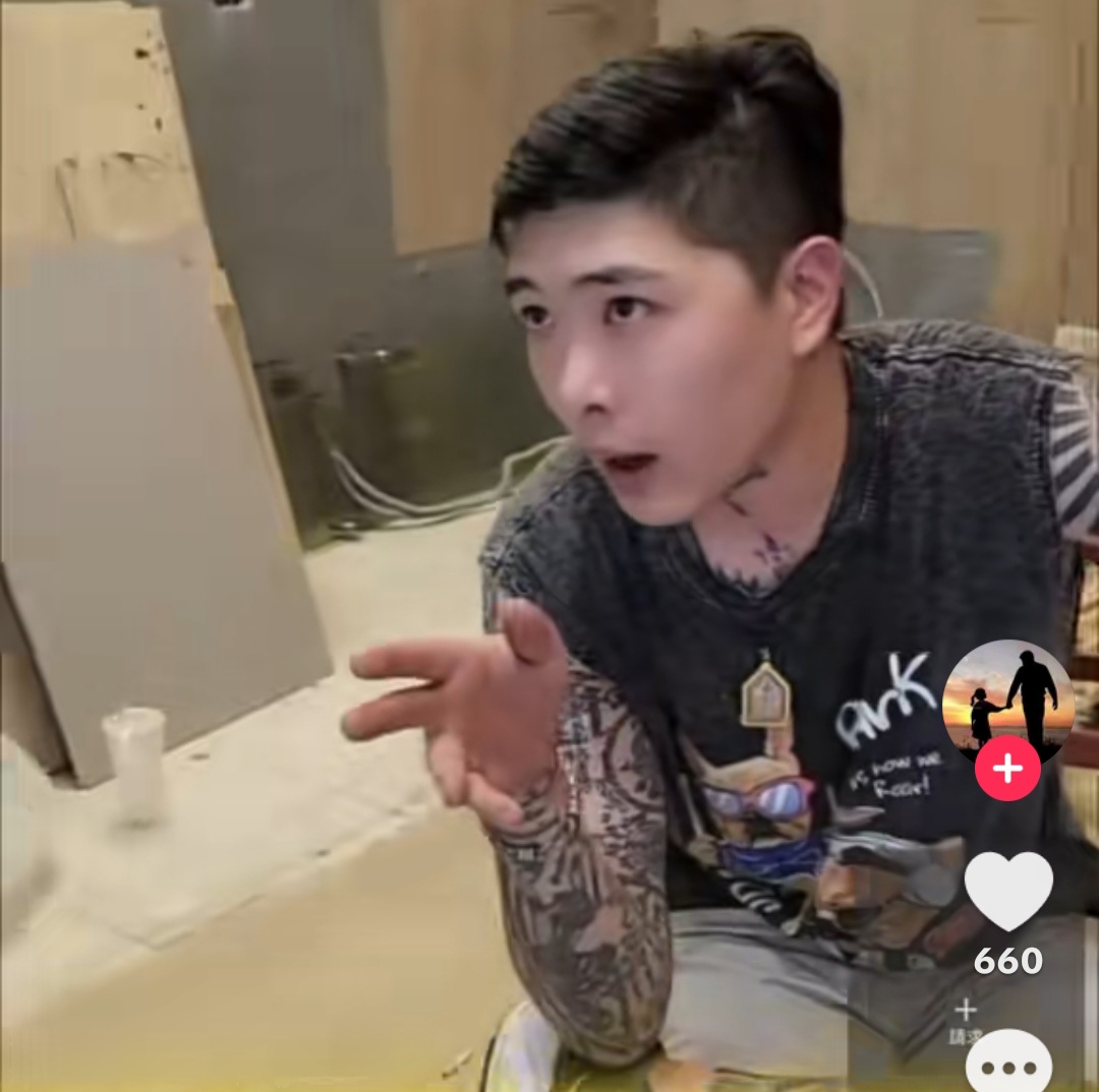 佛牌店家負責人李昀諺指出，賓賓哥手持的電子委託書並無林炯良親筆簽名，不具法律效力。警方到場釐清後，賓賓哥一行人才離開現場。(影像自抖音社群網站)。