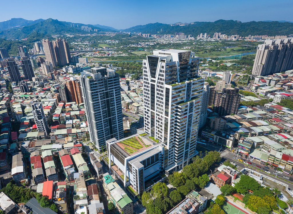 新北住都中心從社宅營運、公辦都更、危險建築物重建、弱勢關懷、節能減碳到供應鏈管理,逐步建構兼顧環境、社會與治理的永續城市服務體系。(圖片來源:新北市政府都市更新處)