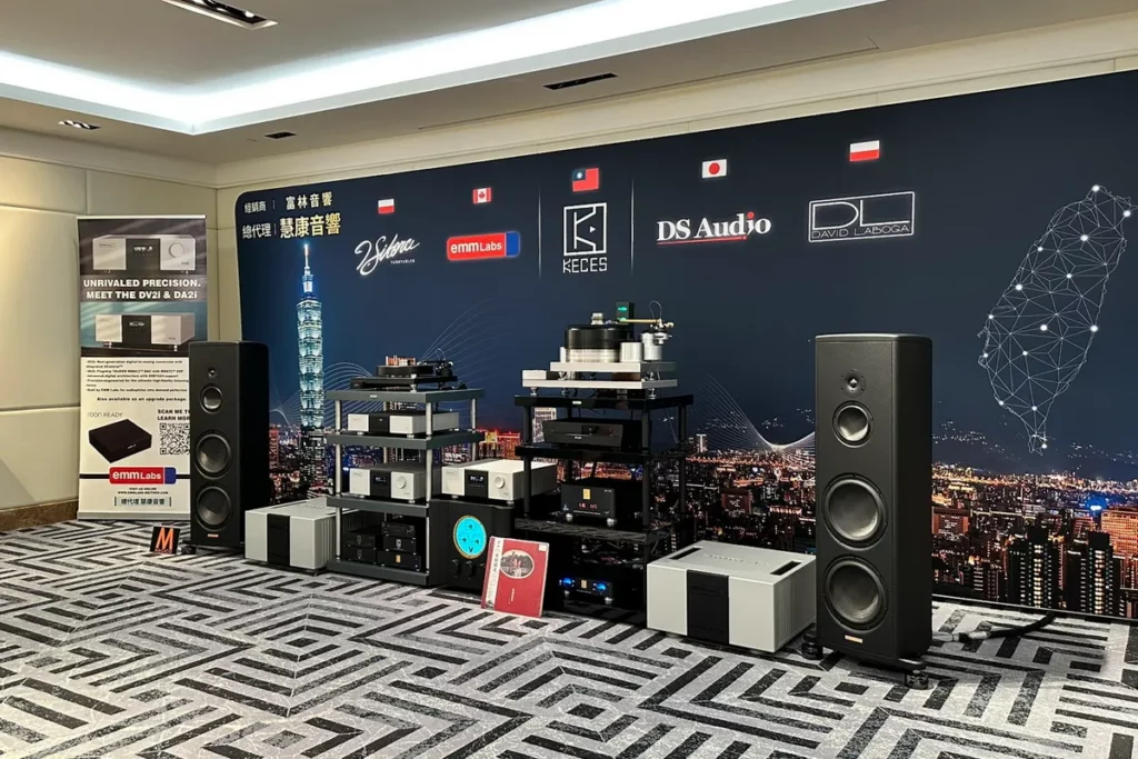 慧康於三樓鶴齡廳展出加拿大EMM Labs旗艦級串流DAC前級DV2i,建議售價1,330,000元,整合串流播放、數位解碼、音量控制與前級功能,帶來超極致無損音質。