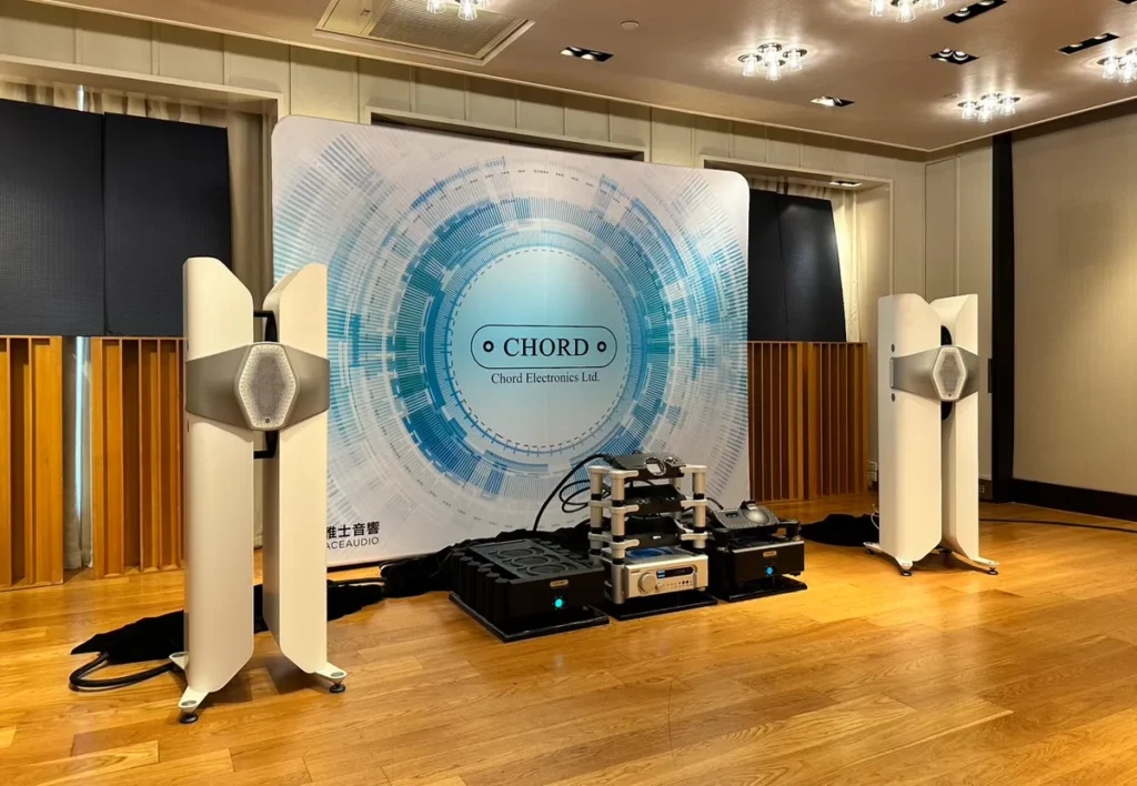 雅士音響於1樓君寓三展出英國Chord Electronics全新Quartet旗艦數位升頻器,搭載品牌最新Blackbird WTA濾波技術,能更精準還原音樂中的細節、空間感與樂器定位。