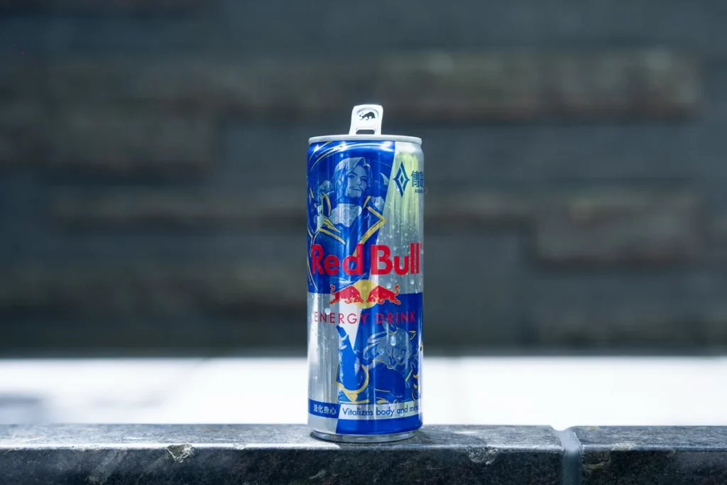 Red Bull ✕《 Garena 傳說對決》10 週年聯名罐,集結英雄角色弗洛倫、筱清同框登上經典藍銀罐身,成為玩家開局前的日常補給與收藏選擇。(Red Bull 提供)