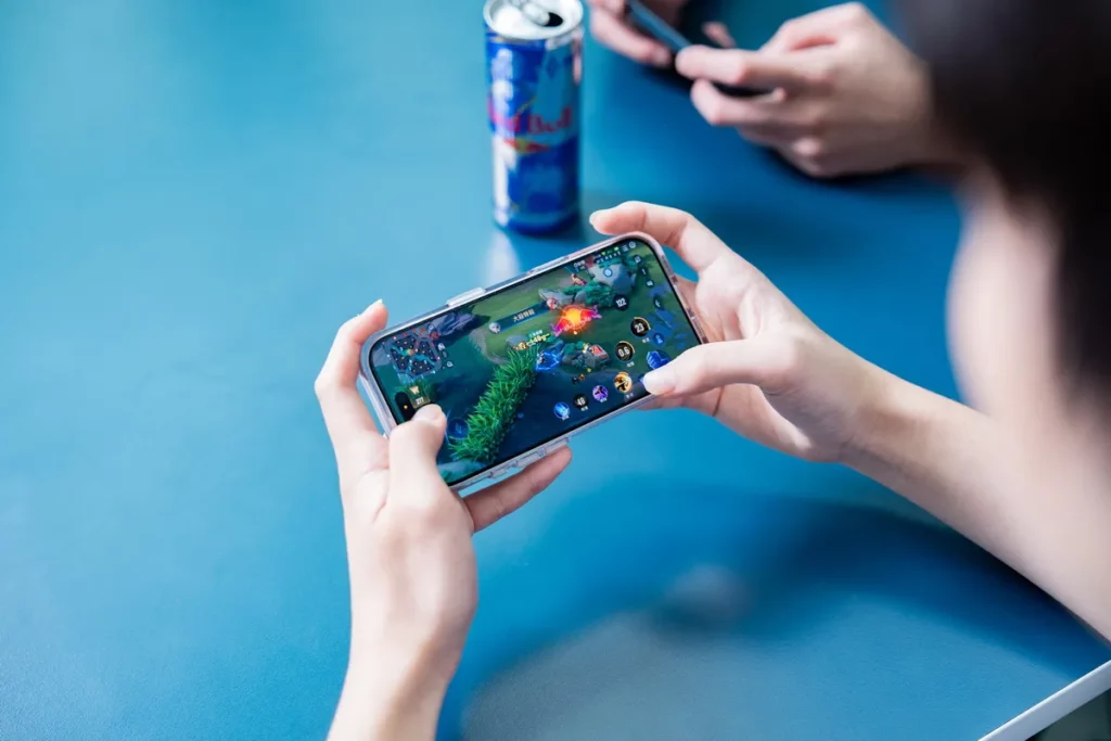 購買 Red Bull ✕《 Garena 傳說對決》10 週年限量聯名罐即可參加抽獎,有機會獲得限定表情貼、特效及永久造型等限量好禮,售完即止。(Red Bull 提供)