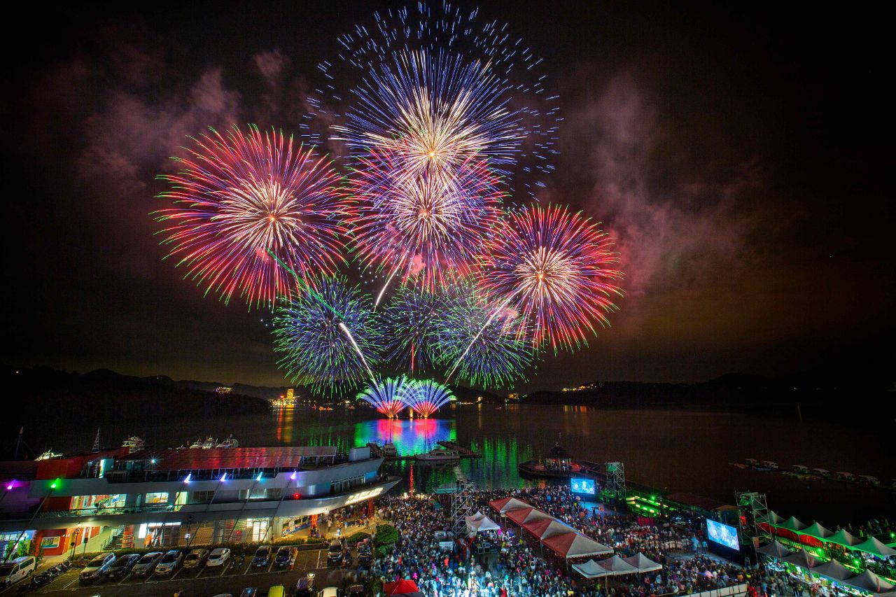 2026日月潭花火音樂嘉年華必追! 三場煙火秀點亮湖畔一路嗨到11月