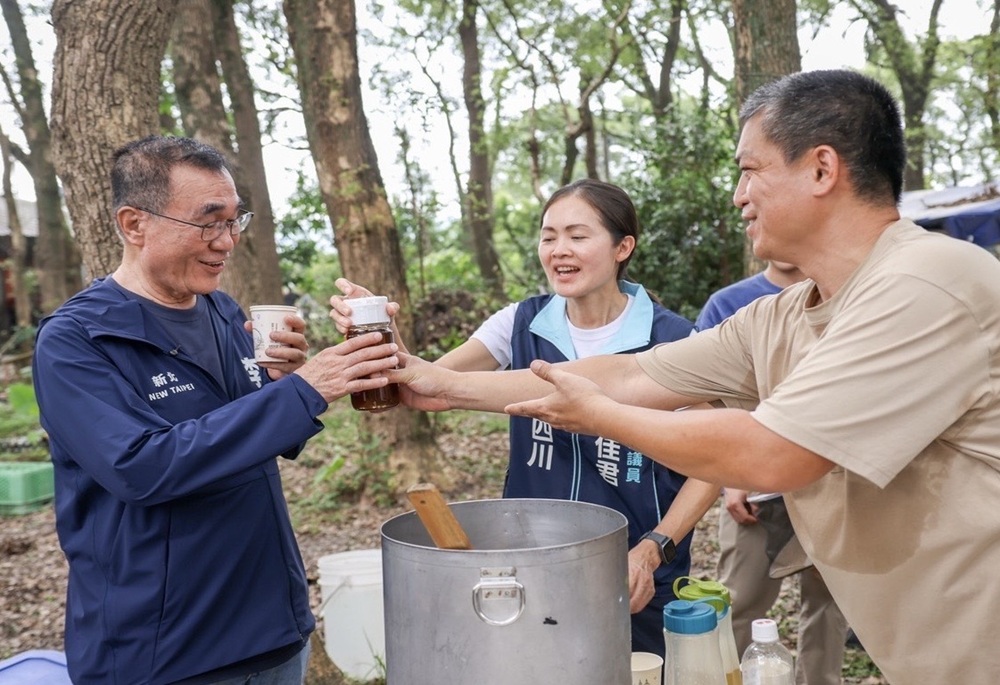 從養蜂場到平安餐會 李四川衝刺行程力挺農友向警消致敬 225 248260806a02