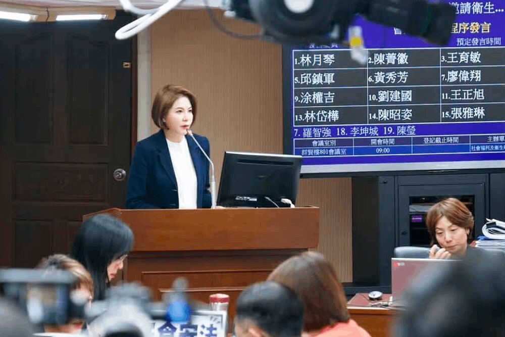 陳菁徽追問20%標準誰拍板 嗆姜至剛、石崇良「何時下台」 230 照片來源:陳菁徽臉書