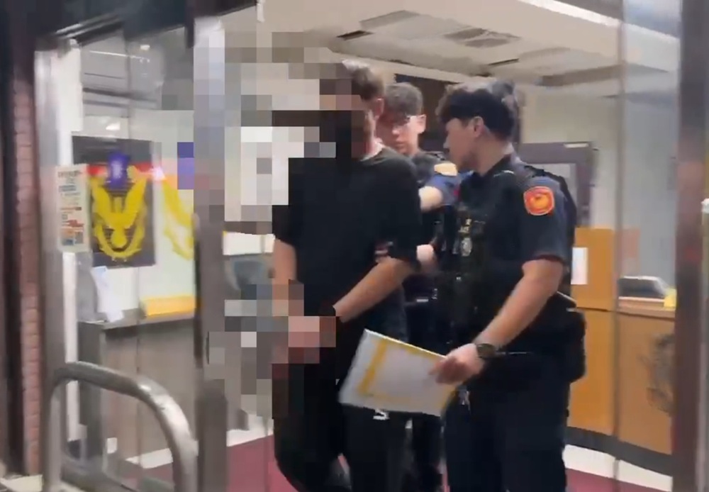 違規停車露餡 警識破面交詐局逮33歲男車手 220 cnews204260806a16