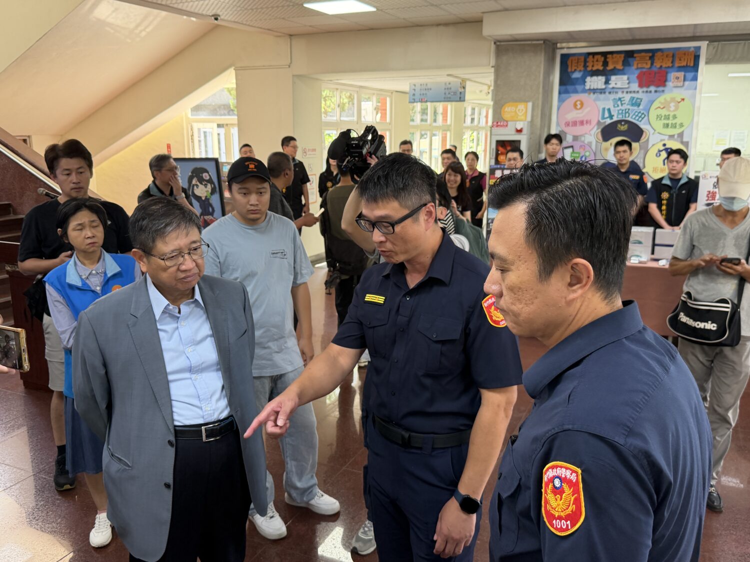 新竹縣政府警察局舉行專案成果展示,由專案人員向與會貴賓說明依托咪酯毒品查緝成果及毒品犯罪趨勢,強調持續以科技偵查與跨機關合作,全力遏止新興毒品危害。(圖/記者林照東攝)