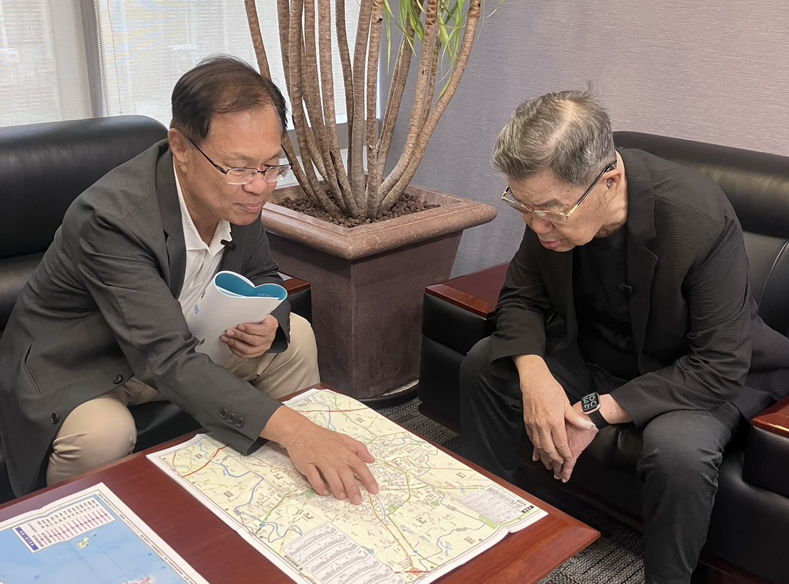 張啓楷當面向蕭前副總統報告自己競選期間陸續提出的多項福利政策與市政規劃相關主張。(圖/記者翻攝)