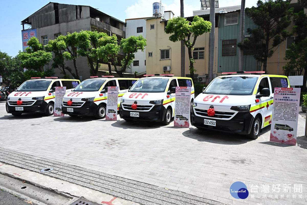 彰化獲贈4輛高規格救護車，首配全自動電動擔架床。圖／記者鄧富珍攝