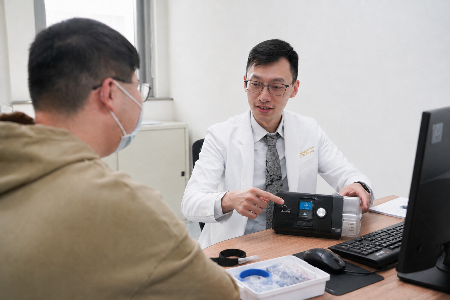 黃聖凱醫師解釋陽壓呼吸器使用方式