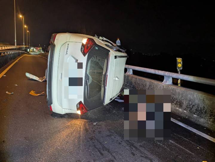 國道4號神岡段凌晨驚險自撞!25歲男撞護欄車輛側翻 酒測超標送辦