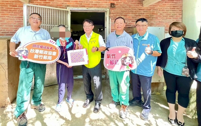 新竹郵局化身社區守護者!局長沈佛龍帶隊清雜草除廢棄物 溫暖關懷獨居長者