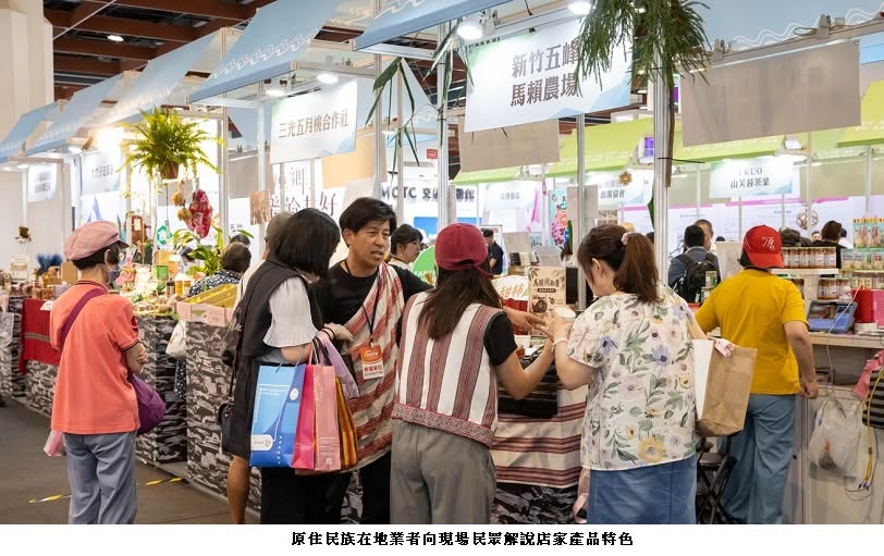 可能是一或多人和文字的圖像