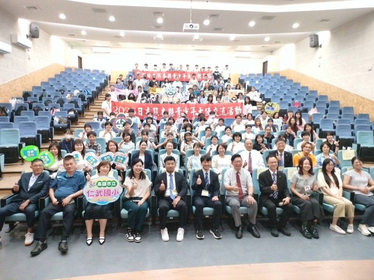 ▲熊本縣交流團抵達仁武高中時,受到熱烈歡迎。(記者 李堂安 翻攝)