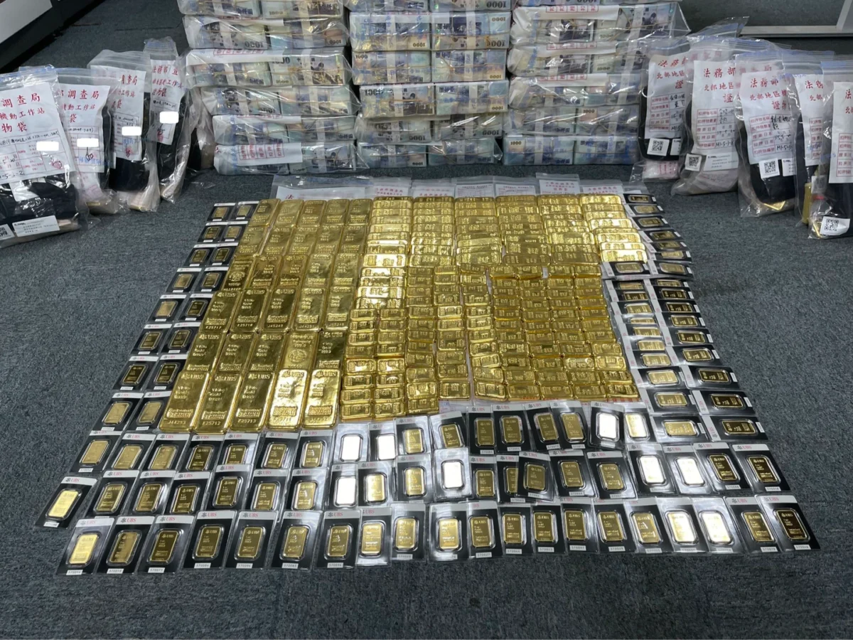 檢調偵辦律師陳昱瑄涉詐騙慈濟10億6000萬佣金案，在天空樹豪宅查扣158.8公斤黃金。(圖/調查局提供)