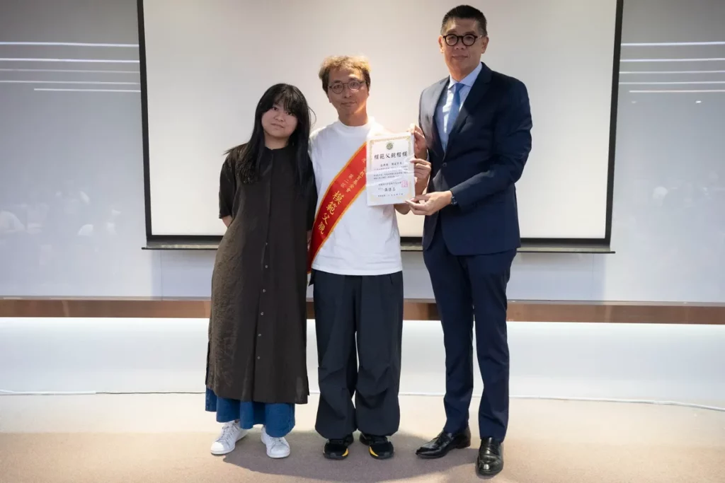 青年發展基金會董事長連勝文，頒發模範父親獎給白血病女孩兔寶(化名)及父親