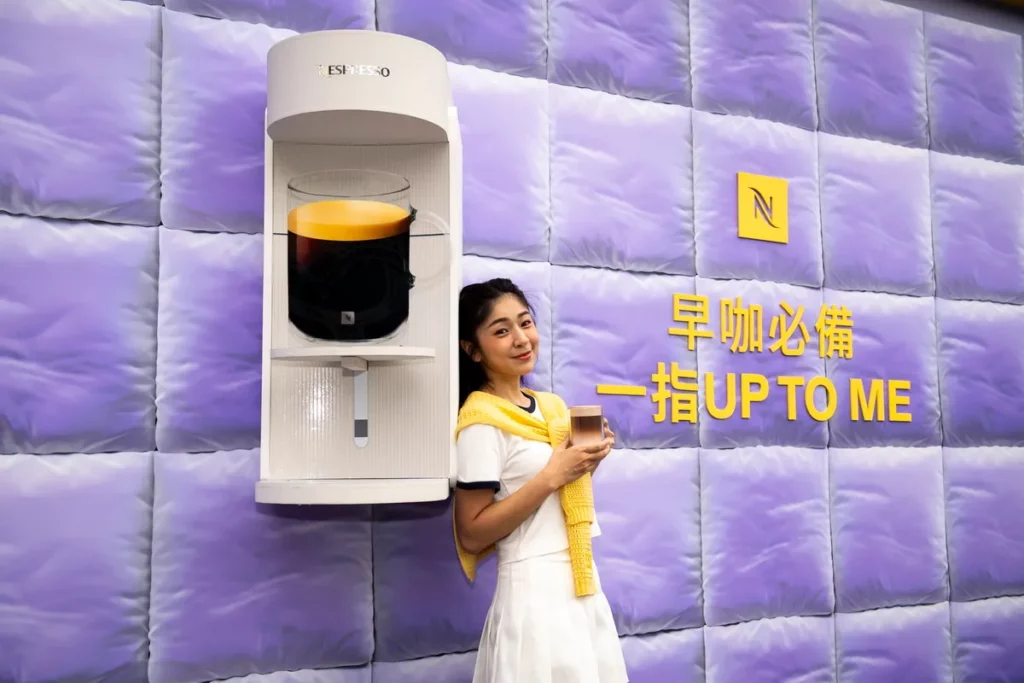 《早咖起居室》以巨型床、立體 Vertuo UP 咖啡機打造放大版晨間生活場景,邀請消費者走進其中,拍下專屬自己的晨間時刻。圖/Nespresso提供