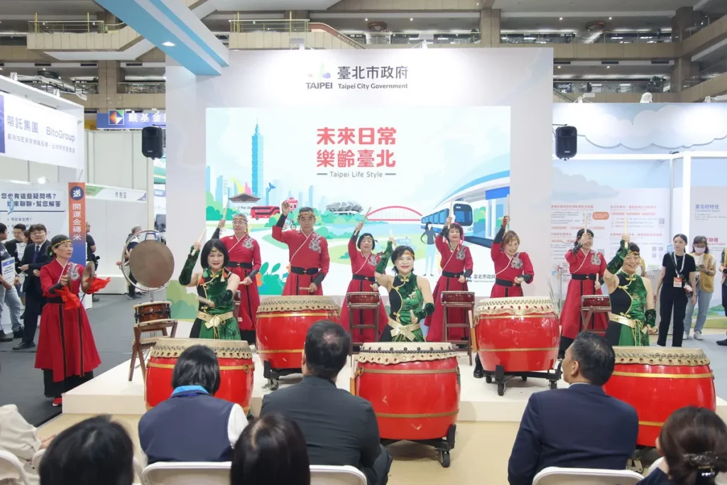 臺北館開幕「臺北市壁湖社區發展協會太鼓隊」帶來精彩表演。