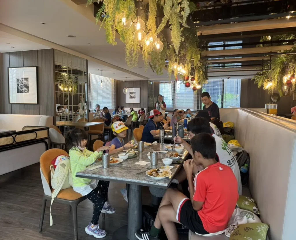 板橋凱撒大飯店Lotus泰饗蓮花餐廳特製美味餐點，邀請家扶中心孩童享用／凱撒飯店連鎖提供