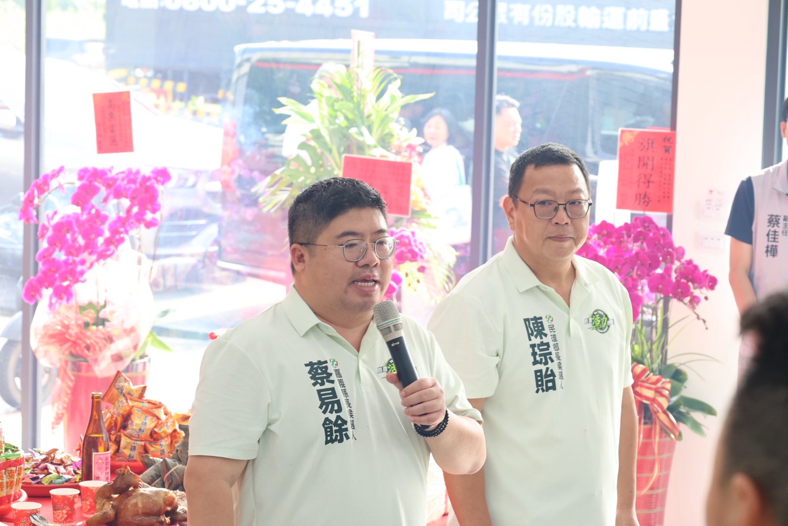 嘉義縣長參選人蔡易餘(左)與民雄鄉長參選人陳琮貽(右)民雄聯合競選總部今日進駐,展現山海團結氣勢。(圖:蔡易餘辦公室提供)