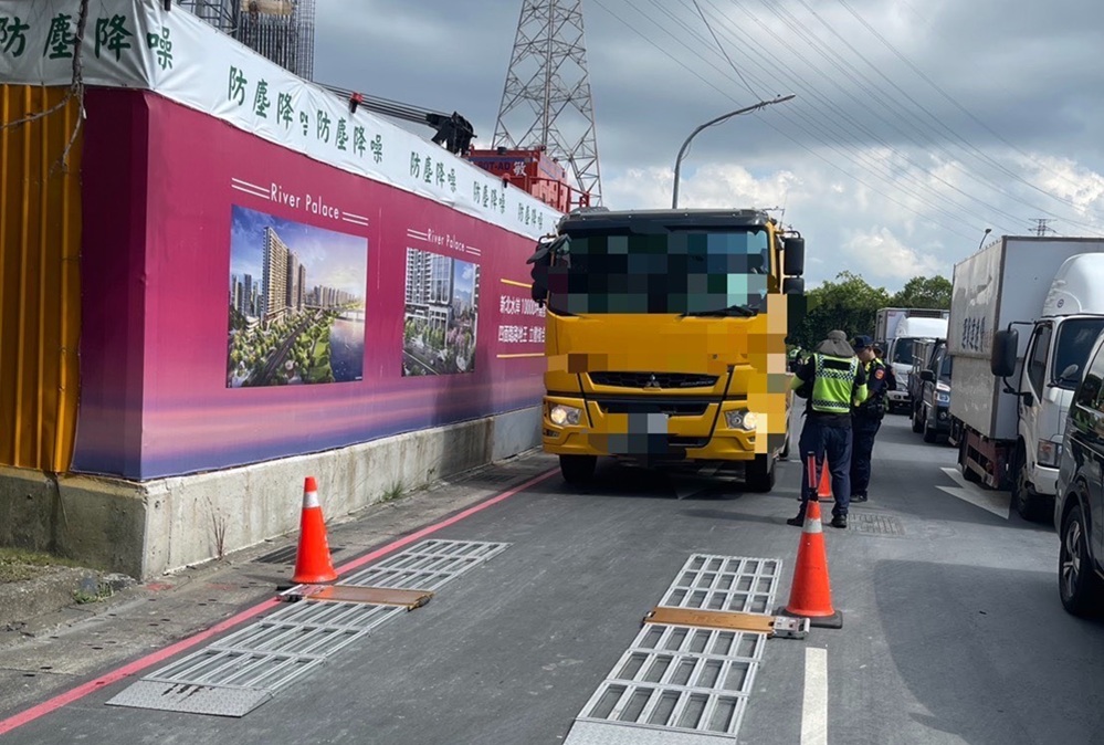 活動地磅精準出擊 新北中和警已取締各類大型車輛違規2351件 240 cnews204260807a13